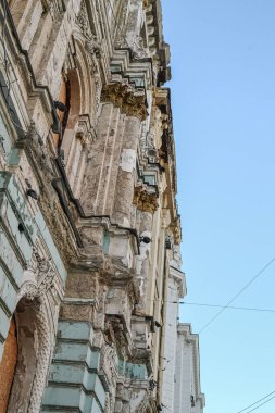 Mavi gökyüzünün arka planında Harkiv 'de yıkılmış bir ev.