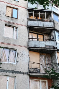 Kharkiv 'de bir Rus füzesi tarafından yok edilen bir yerleşim yeri.