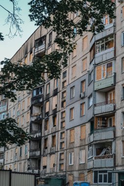 Roket tarafından yok edilen evde tamir çalışmaları devam ediyor.