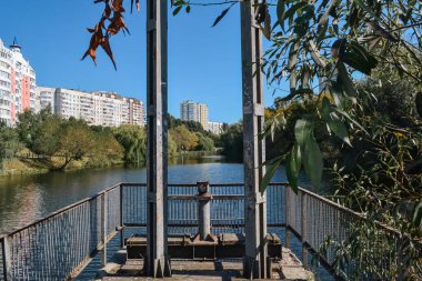 Harkiv şehrinde, şehre bakan bir gölü olan bir sonbahar parkı var.