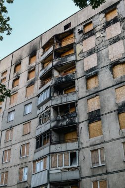 Bir Rus roketi tarafından yakılmış bir ev.