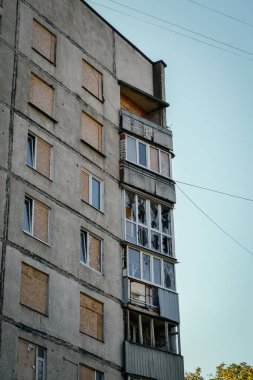 Saldırıdan dolayı evin camları kırıldı.