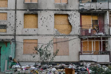 Saldırıdan dolayı binada kırık apartmanlar var.