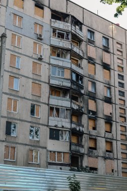 Kharkiv 'deki çatışmalardan dolayı bir binada kırılan daireler.