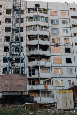 Kharkiv şehrinde yeniden inşa edilen yanmış bir ev.