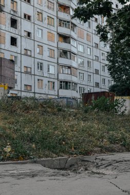 Bir Rus kabuğu evin yakınındaki asfalta düştü.