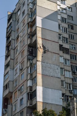 Bir Rus roketi doğrudan bir apartman dairesini hedef alıyor.