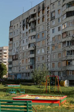 Yıkılmış binanın yakınında bir çocuk parkı var.
