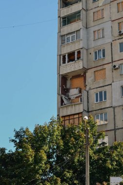 Yıkılmış binadaki kırık daireler.