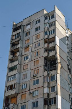 harabe bir ev mavi gökyüzünün arka planında duruyor.