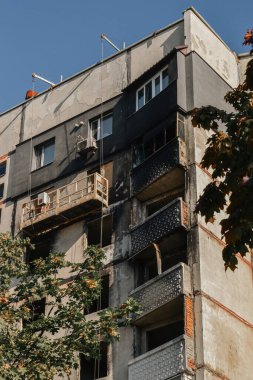 Yanan ev yeniden inşa ediliyor.