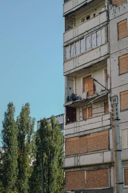 Hasarlı bir evde engellenmiş pencereler