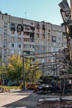 Yıkık bir evin yanında yıkık bir dükkan