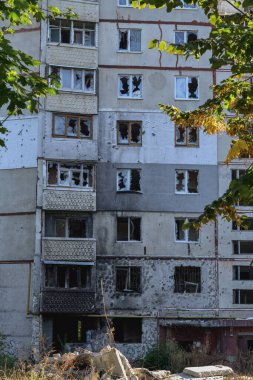 Uyku alanındaki evin kırık camları.