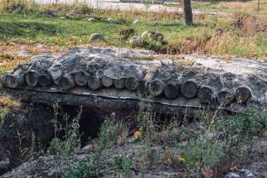 Savaşın yakınında siperler kazıldı.