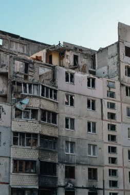 Bir hava bombası konut binasına uçtu.