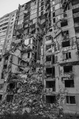 Rus pilotlar insanların bulunduğu bir binaya roket attılar.