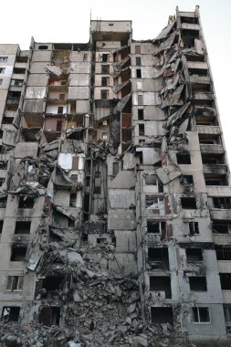 Bir Rus hava bombası insanların yaşadığı bir eve uçtu.