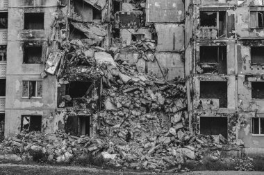 Rus hava bombasından tamamen yıkılmış bir ev.