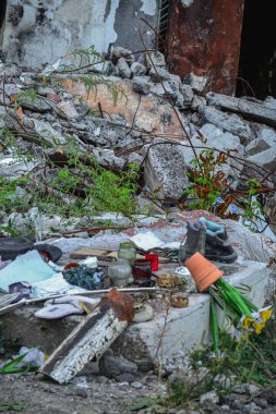 Evin yanında molozların altından çıkarılan şeyler var.