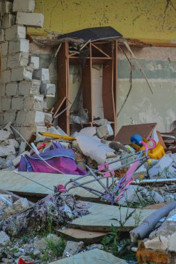 Çocukların oyuncakları ve diğer şeyler harabelerde yatıyor.