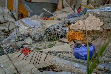 Çocukların oyuncakları harabelere saçılmış.