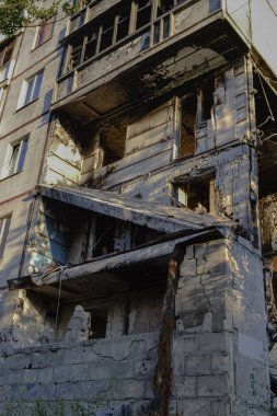 Rus füzesinden yıkık dökük bir bina.