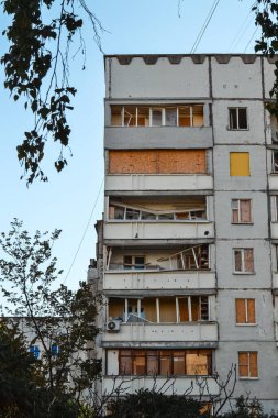 Evin kırık balkonları ve pencereleri.