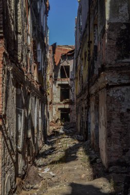 Şubat 2022 'de Harkiv kentindeki çatışmalar sırasında yanan bir okul.