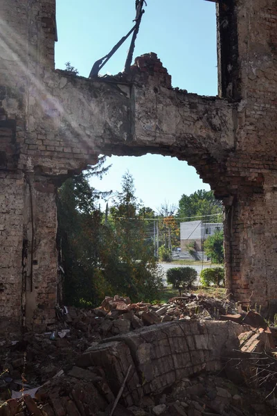2022年2月哈尔科夫市战争开始时 学校被烧毁 — 图库照片