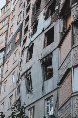 Mermi eve girdi ve orada patladı.