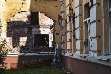 Yanan okulda bir duvar yıkıldı.