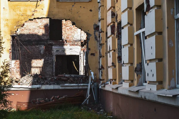 Yanan okulda bir duvar yıkıldı.