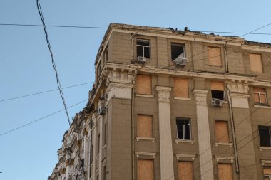 Kırık binalar ve kırık pencereler