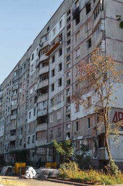 Rus bombardımanı tarafından yıkılan bir ev yeniden inşa ediliyor.