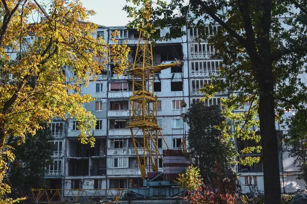 Дом Разрушенный Российскими Ракетами Восстанавливается — стоковое фото
