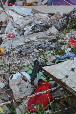 Oyuncaklar anaokulunun harabelerinde yatıyor.