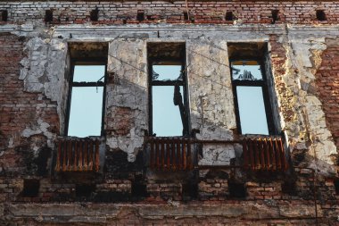 Gökyüzü yanan binadan görülebiliyor.