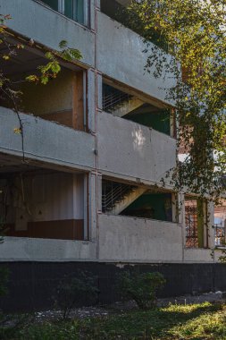 Kırık camlı bir okul