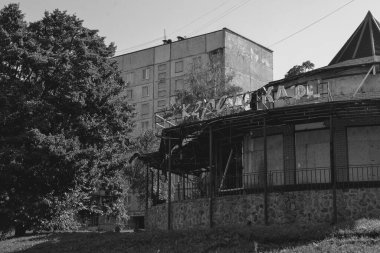 Bozuk bir mahallede bozuk bir kafe.