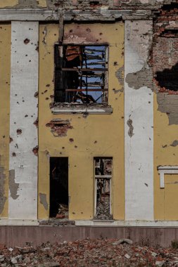 Savaşın başındaki çatışmalar sırasında yıkılan bir okul.