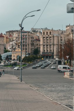 Arabalar Kyiv 'in merkezinde gidiyor.