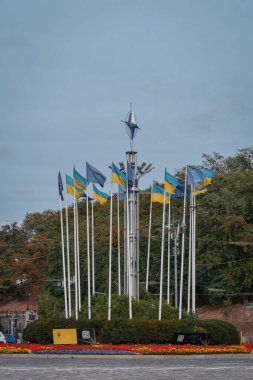 Şehrin merkezinde Ukrayna bayrakları duruyor