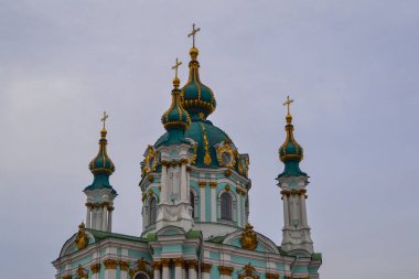 Dağ eteklerindeki St. Andrew Kilisesi
