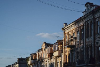 Kyiv 'de sonbahar gökyüzü ve evi