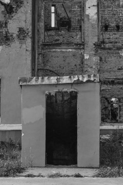 Düşmanlıktan sonra okulu tamamen yıktılar.