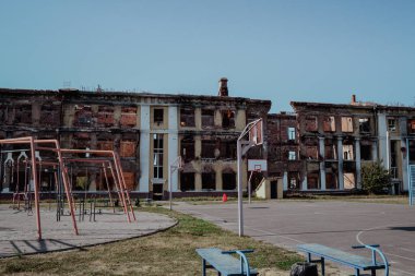 Şubat 2022 'deki çatışmalardan sonra tamamen yıkılmış bir okul.