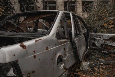Araba şarapnel parçalarıyla parçalanmış.
