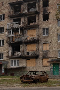 İşgal sırasında, arabalı bir ev yakıldı ve yıkıldı.