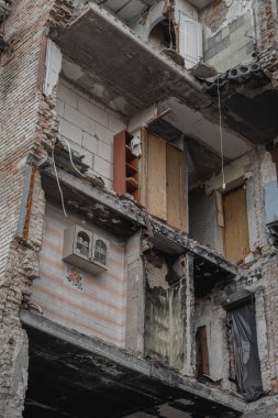 Havadan atılan bombayla yıkılan bir ev ve yıkılan daireler.